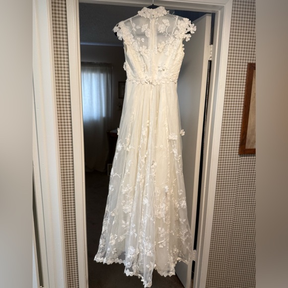 Vintage Ivory Floral Appliqué Wedding Dress - Picture 2 of 10